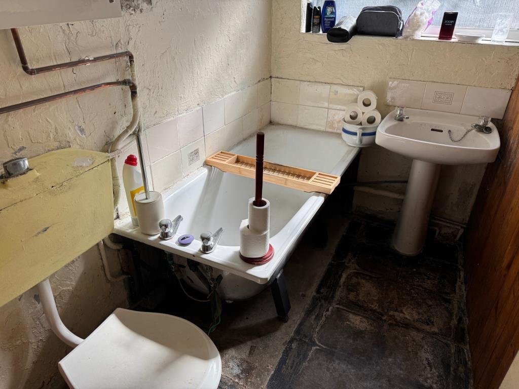 Lot: 112 - FREEHOLD STATUTORY INVESTMENT - Bathroom